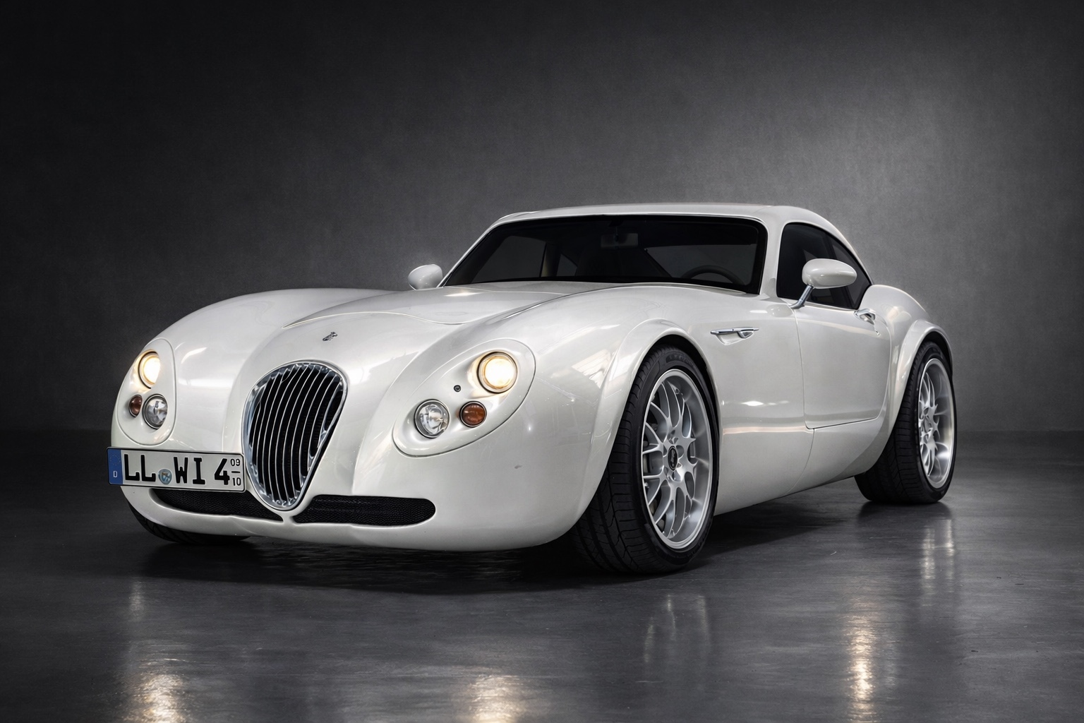 Wiesmann im dunklen Studio
