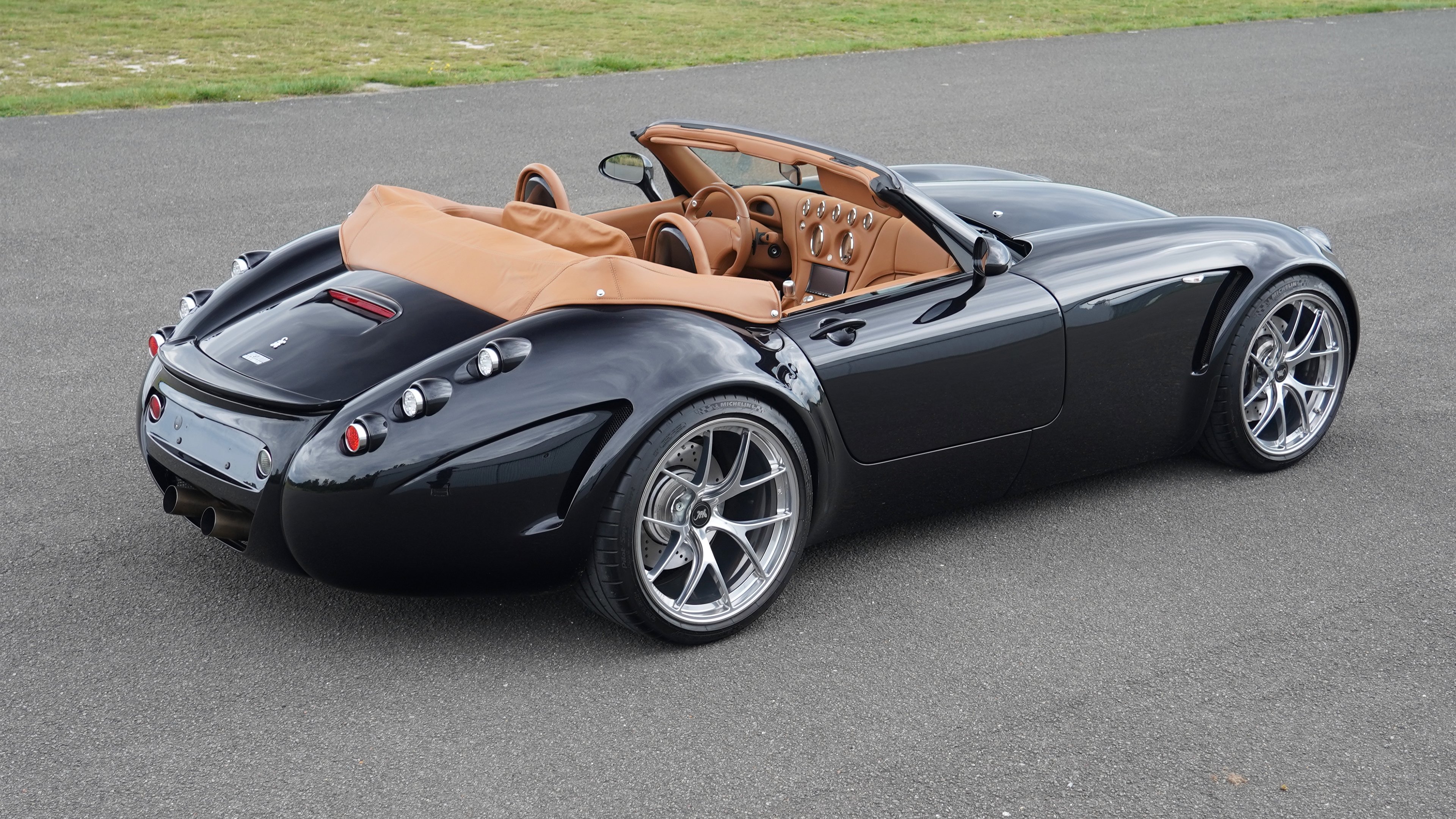 Wiesmann Manufaktur bei Dämmerung