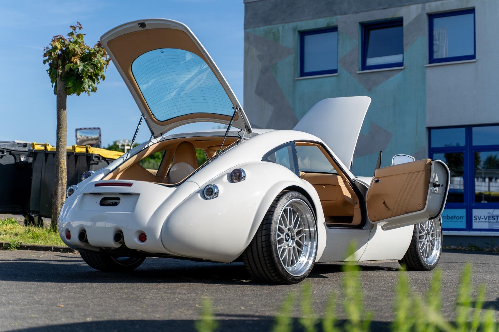 Wiesmann mit geöffnetem Heck