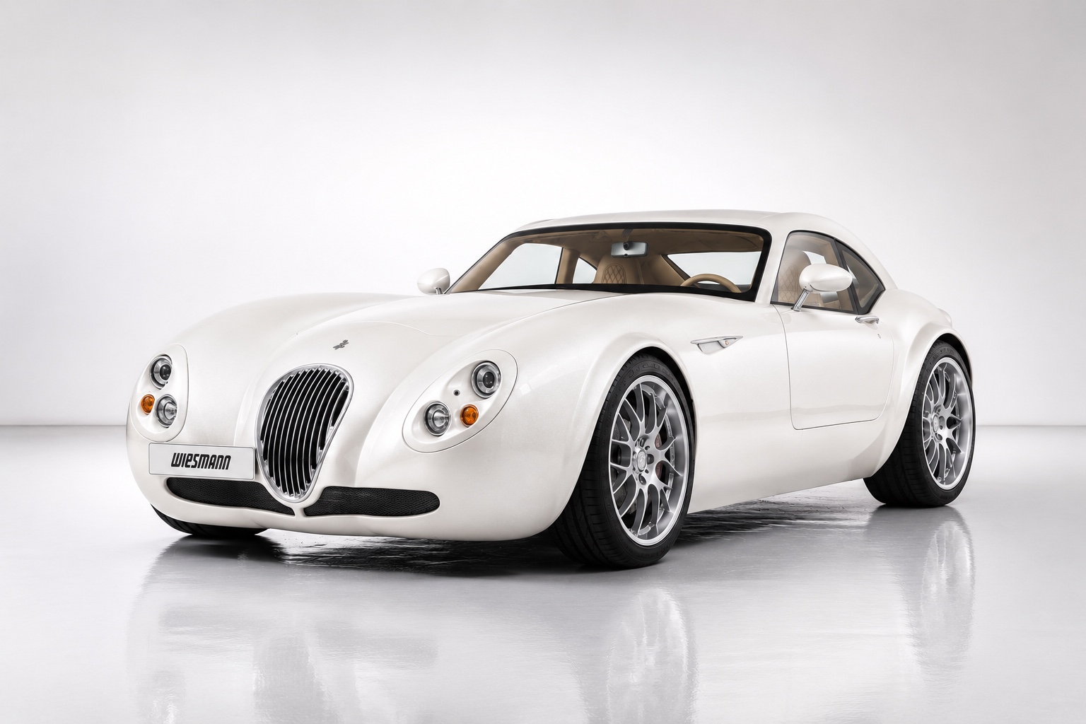 Weißer Wiesmann MF4 GT im Studio