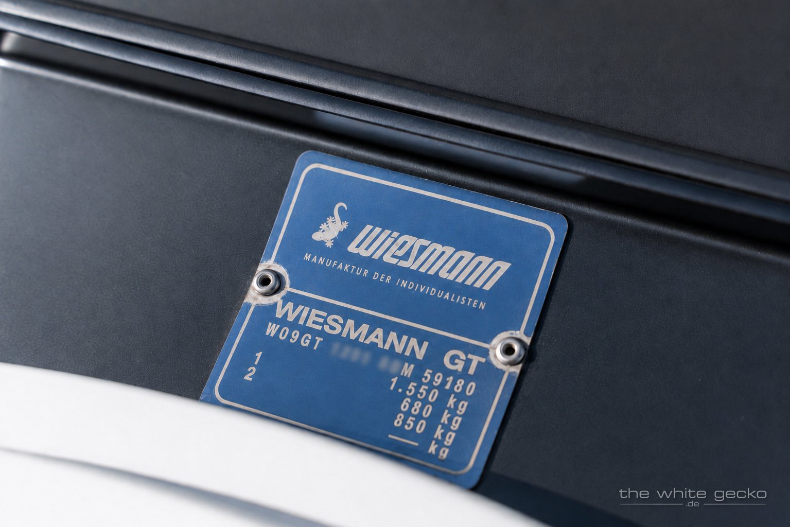 Typenschild des weißen Wiesmann MF4 GT No.180 im Motorraum