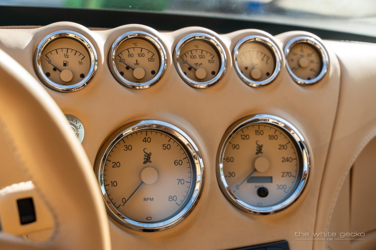 Nahaufnahme der analogen Rundinstrumente im cremefarbenen Cockpit des Wiesmann MF4 GT No.180