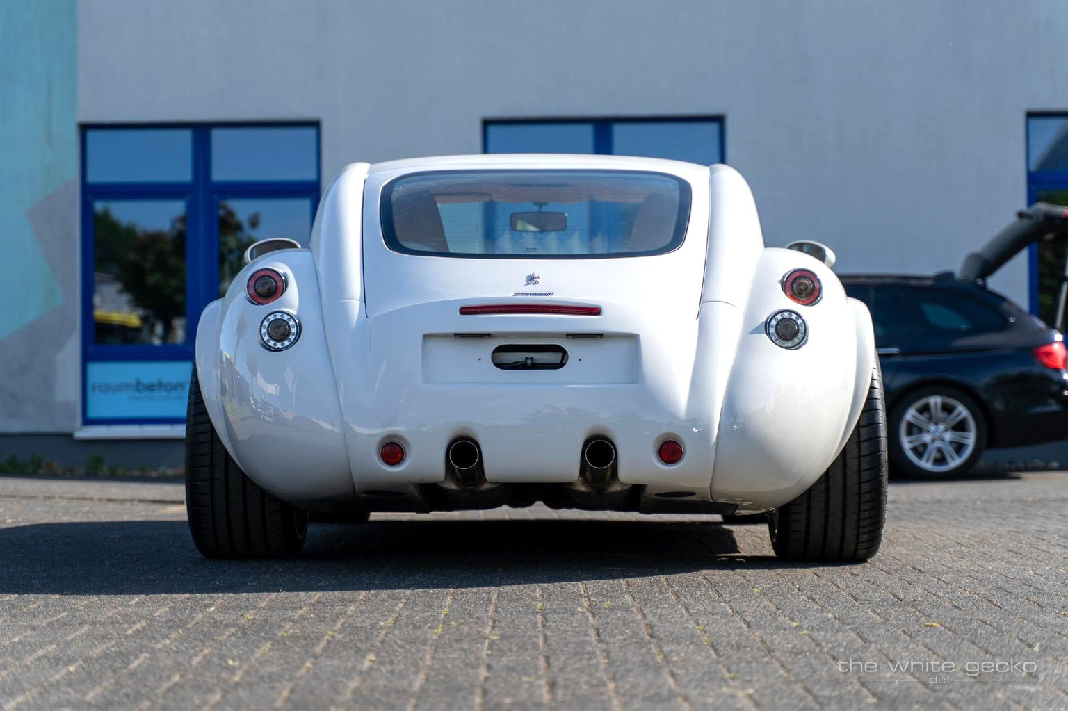Heckansicht des weißen Wiesmann MF4 GT No.180 mit breiter Spur und Doppelrohr-Auspuffanlage