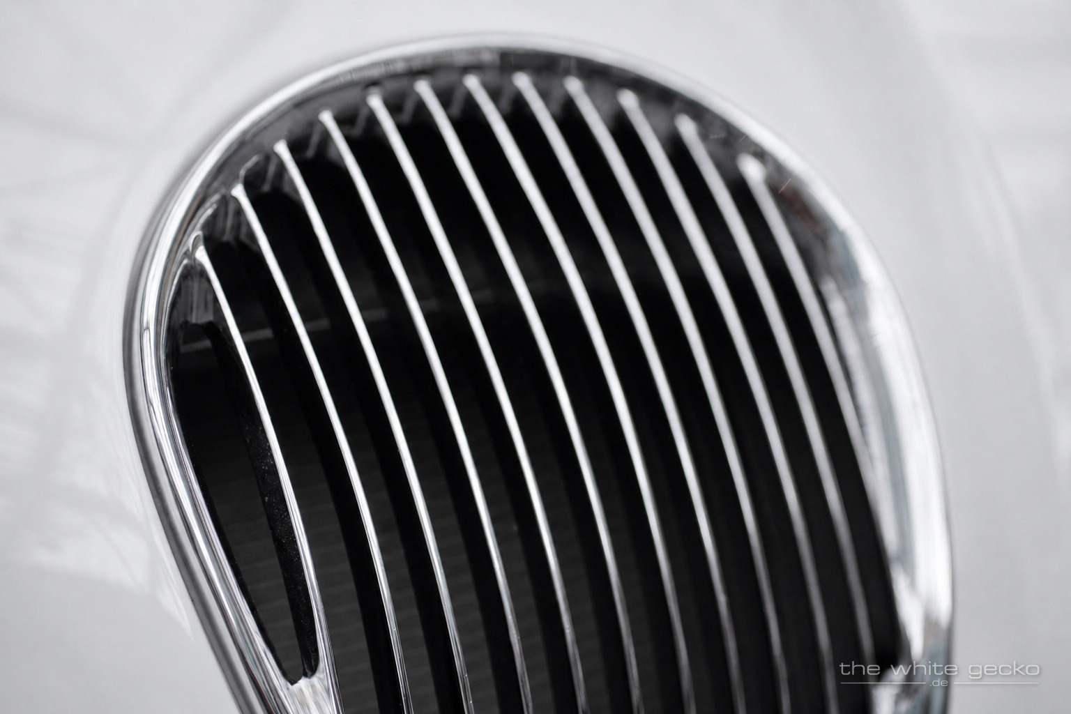 Nahaufnahme des verchromten Kühlergrills des weißen Wiesmann MF4 GT No.180