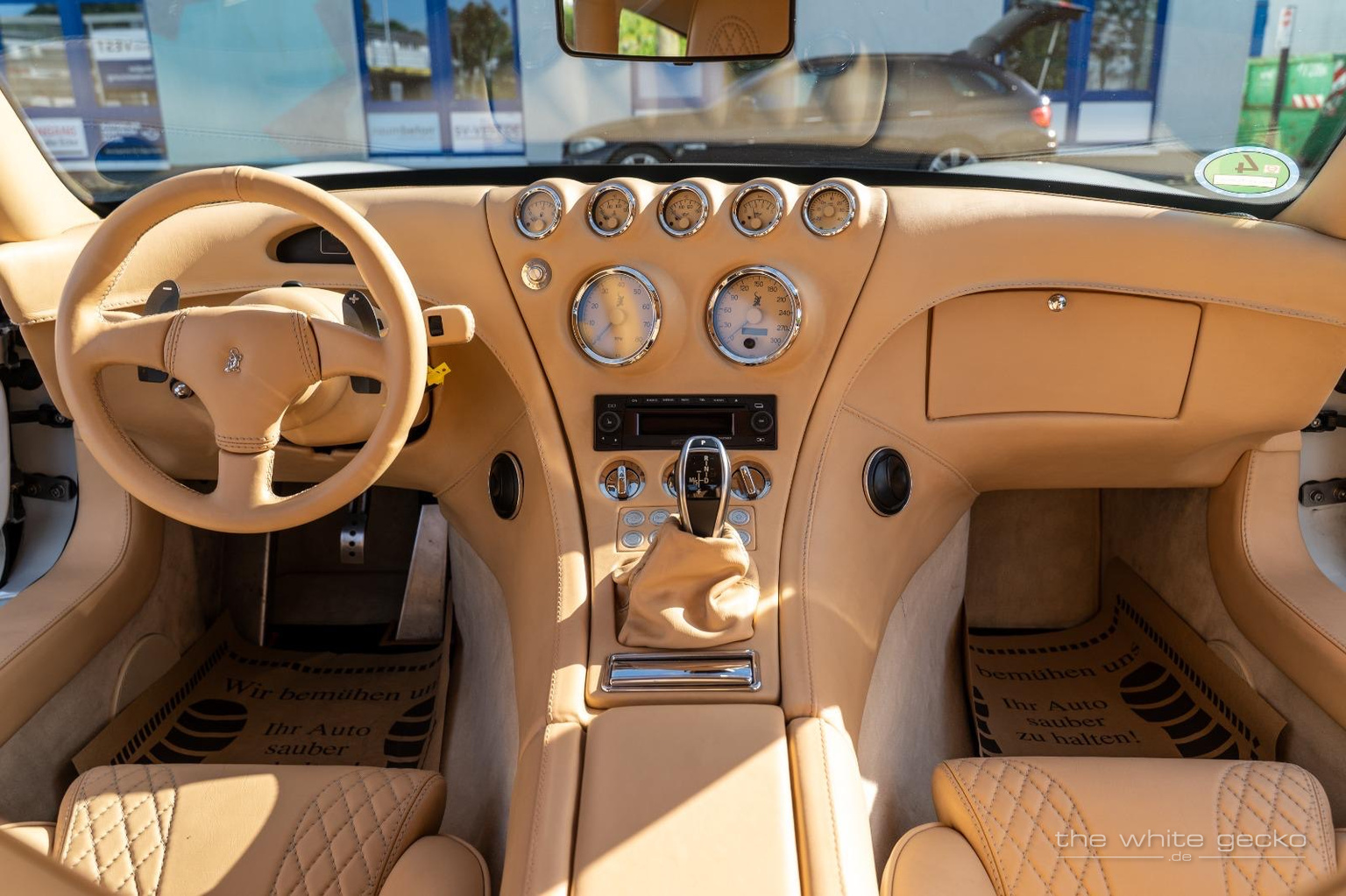 Cockpit des Wiesmann MF4 GT No.180 mit cremefarbenem Leder, Rautensteppung, Chrominstrumenten und Automatik-Wählhebel