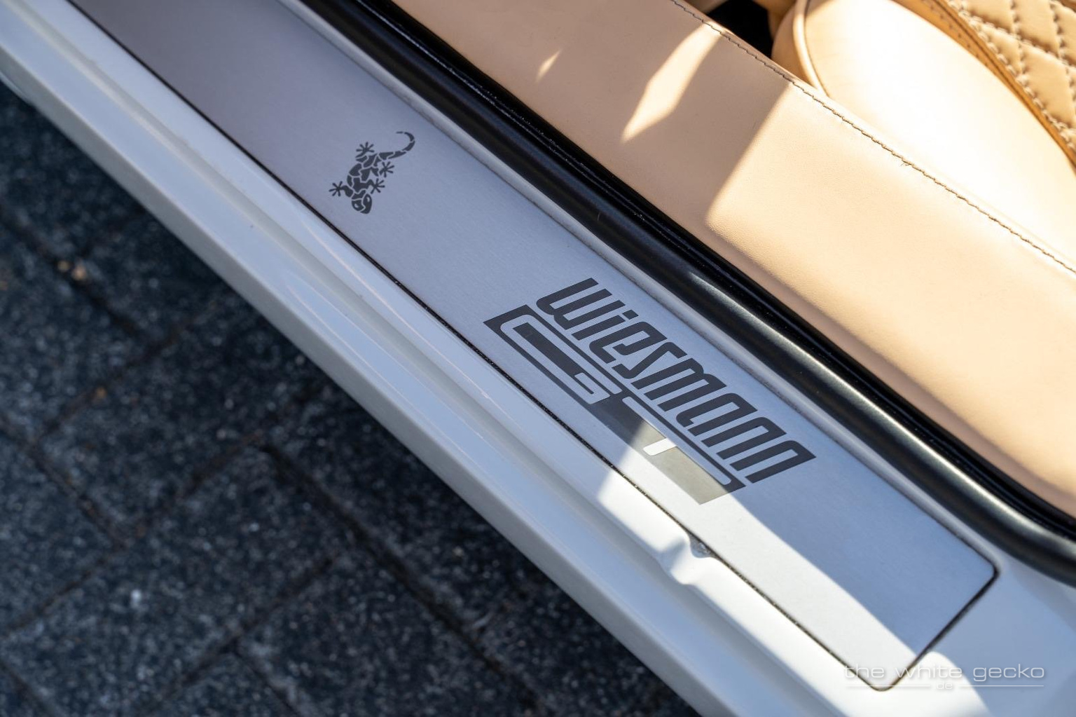 Wiesmann GT Einstiegsleiste mit Gecko-Signet und beigem Lederinterieur des Wiesmann MF4 GT No.180