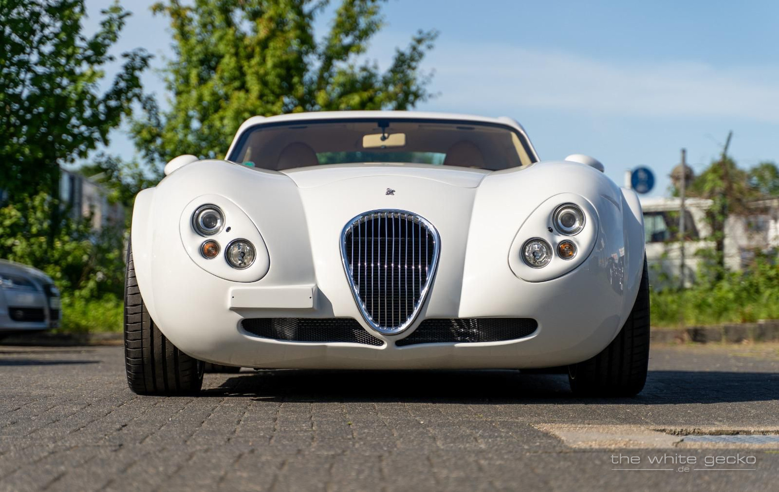 Frontale Nahaufnahme des weißen Wiesmann MF4 GT No.180 mit klassischem Chromgrill und runden Scheinwerfern