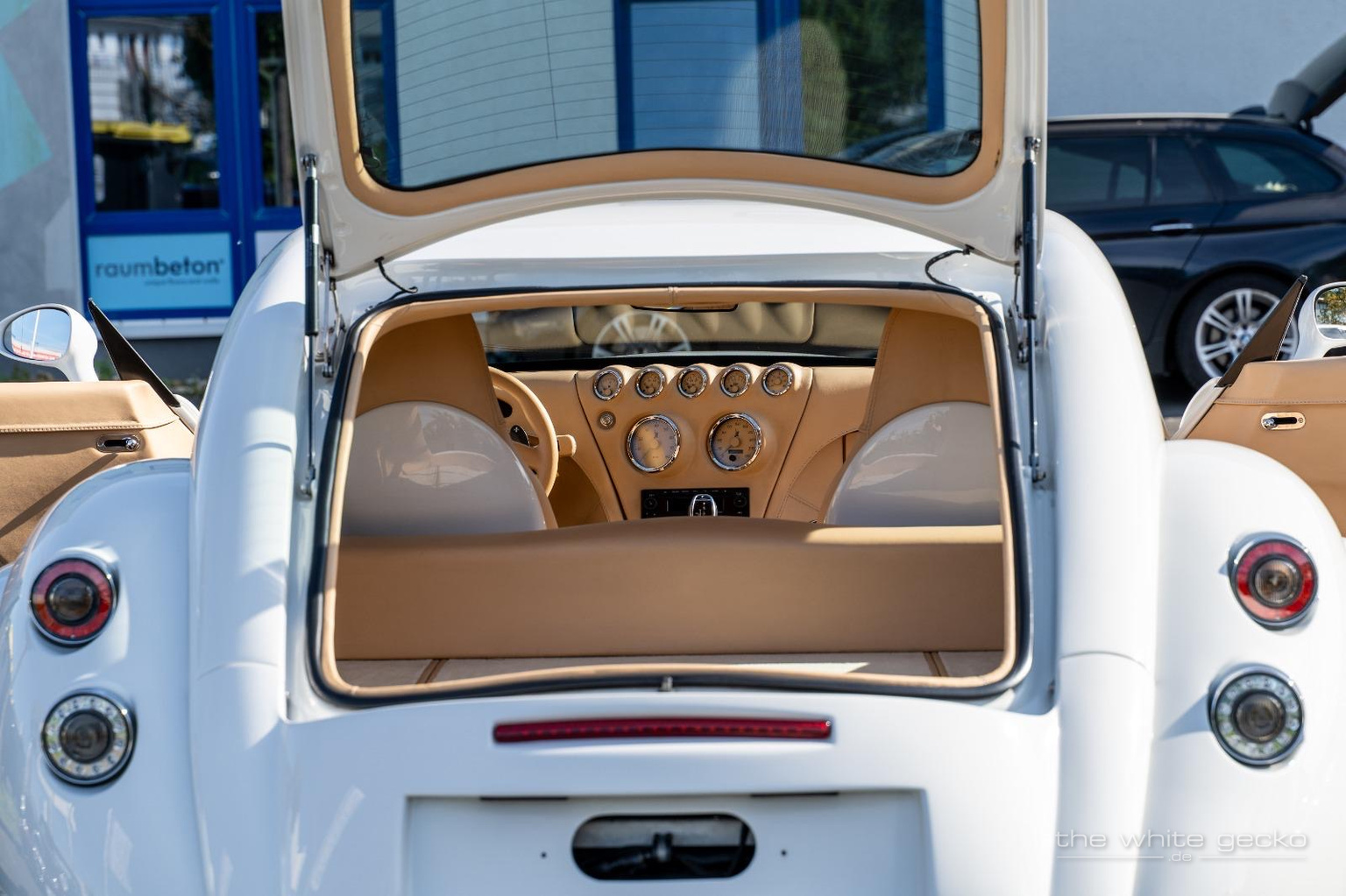 Blick durch die geöffnete Heckklappe in das Cockpit des weißen Wiesmann MF4 GT No.180