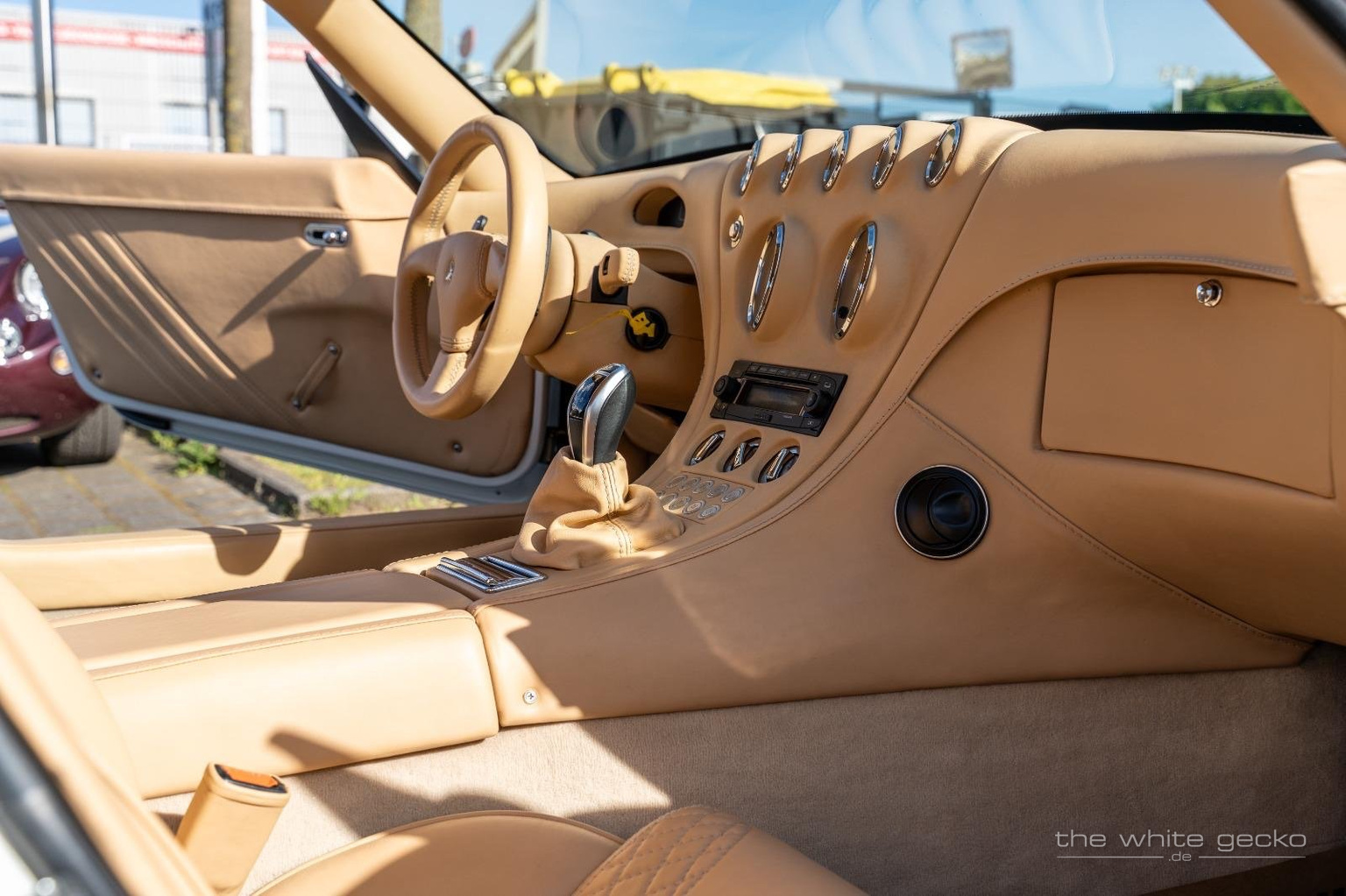 Seitlicher Blick in das cremefarbene Leder-Cockpit des Wiesmann MF4 GT No.180 mit Automatik-Wählhebel, Chrominstrumenten und Velours-Teppich