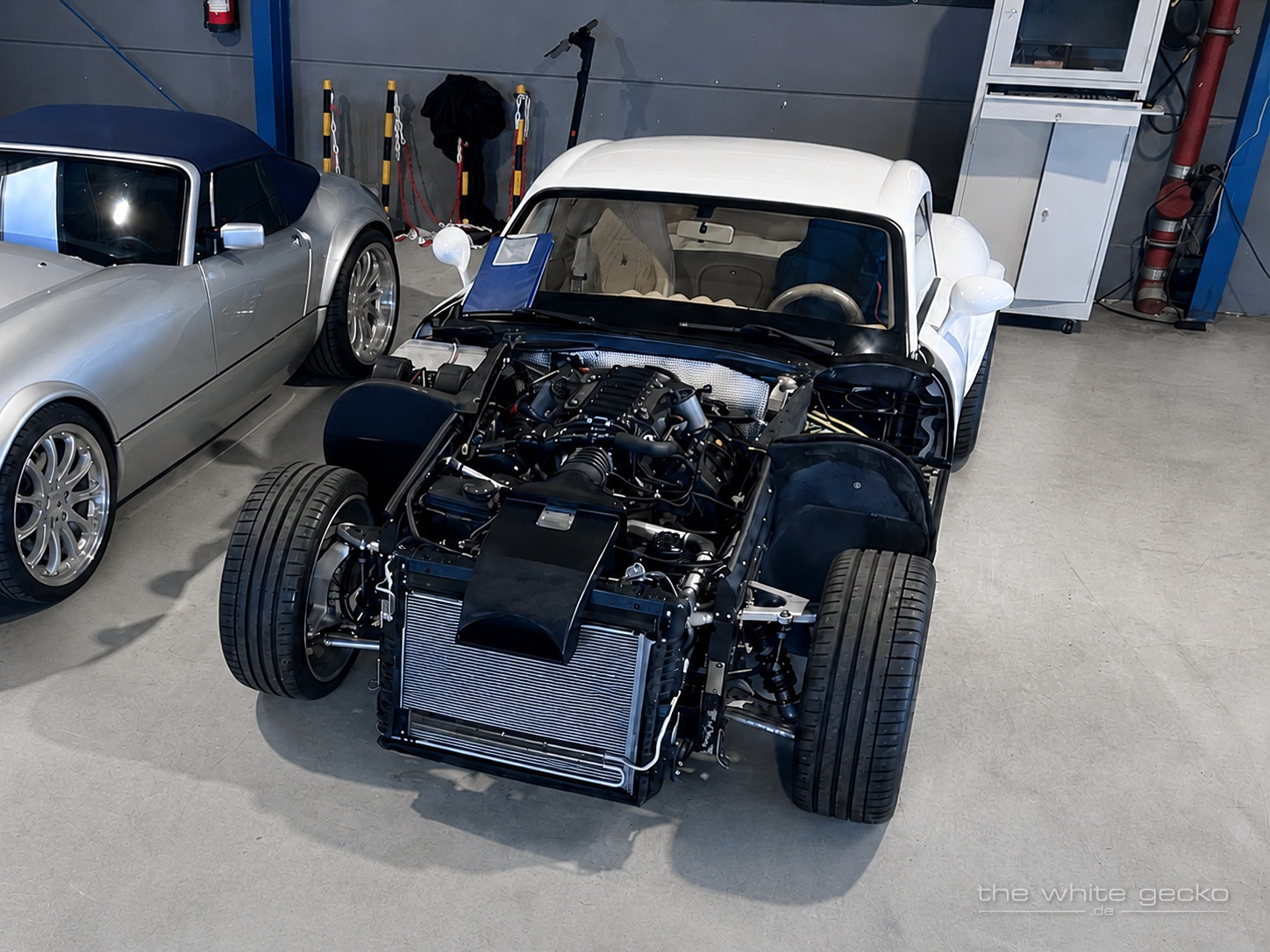 Wiesmann MF4 GT No.180 in der Werkstatt mit freigelegtem Vorderwagen, sichtbarem BMW V8, Kühler und Fahrwerk