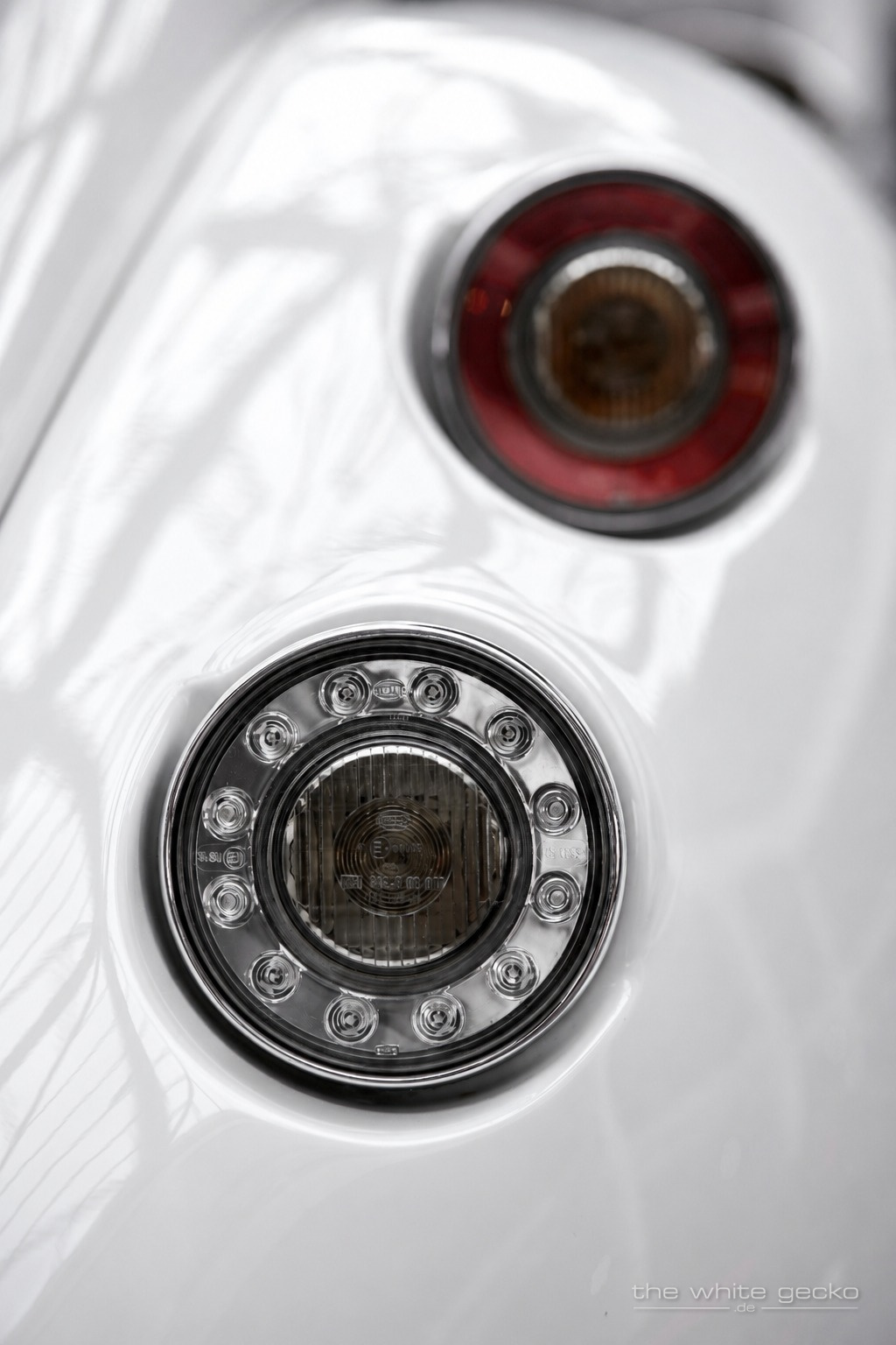 Nahaufnahme der runden Heckleuchten des weißen Wiesmann MF4 GT No.180