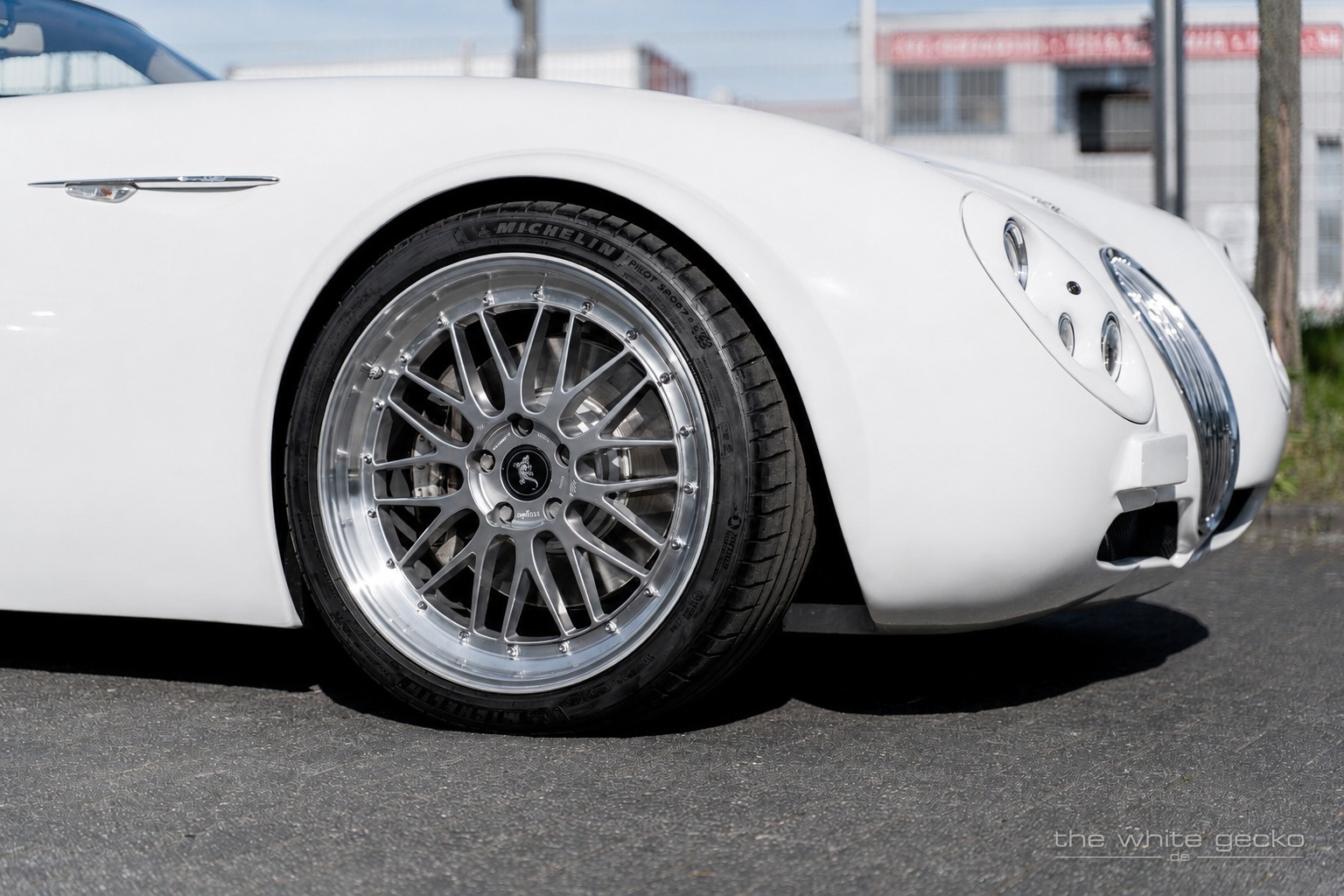 Vorderrad, mehrteilige polierte BBS-Felge, Michelin-Reifen und Kotflügel des weißen Wiesmann MF4 GT No.180