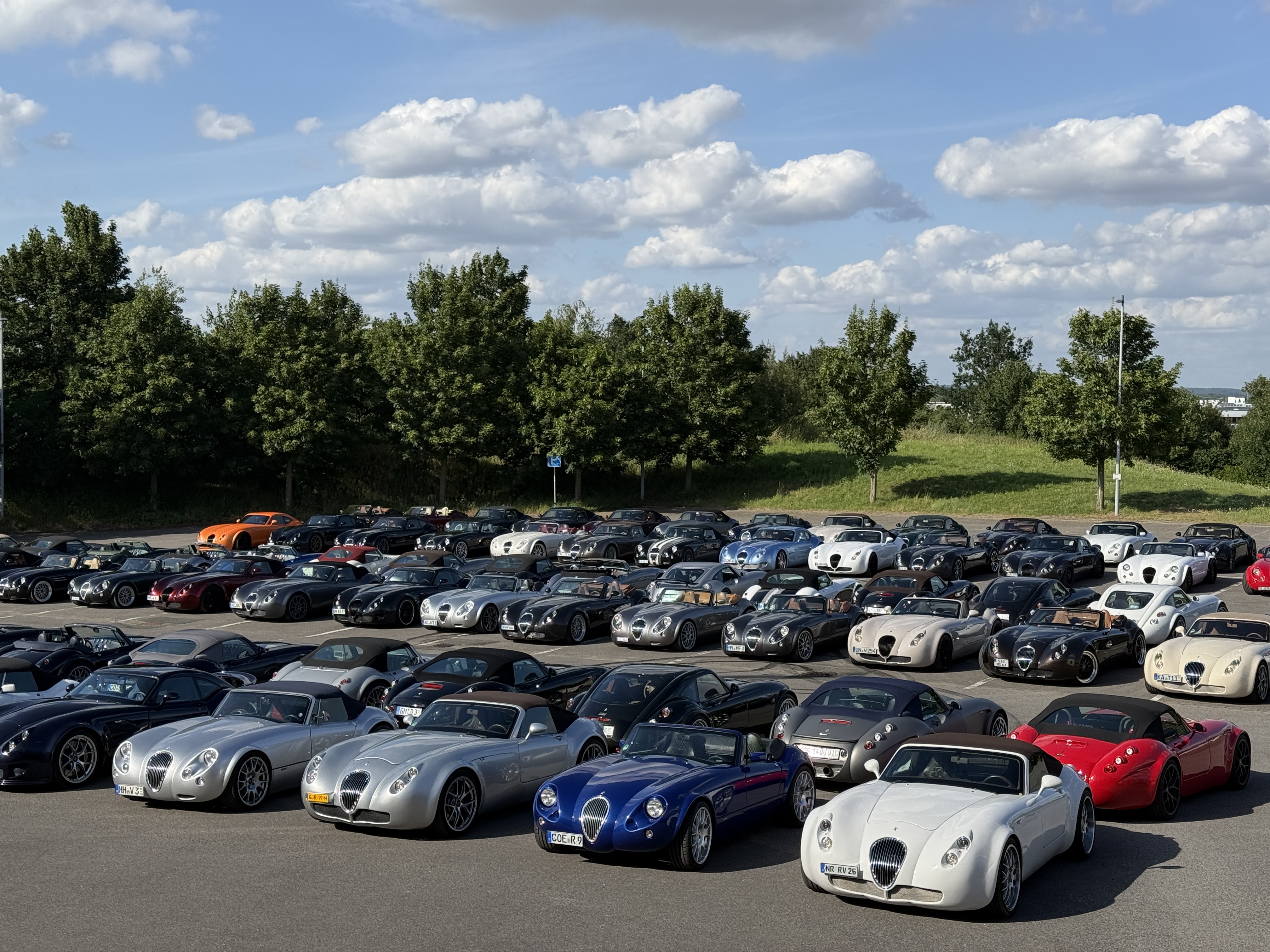 Viele Wiesmann Fahrzeuge beim Clubtreffen