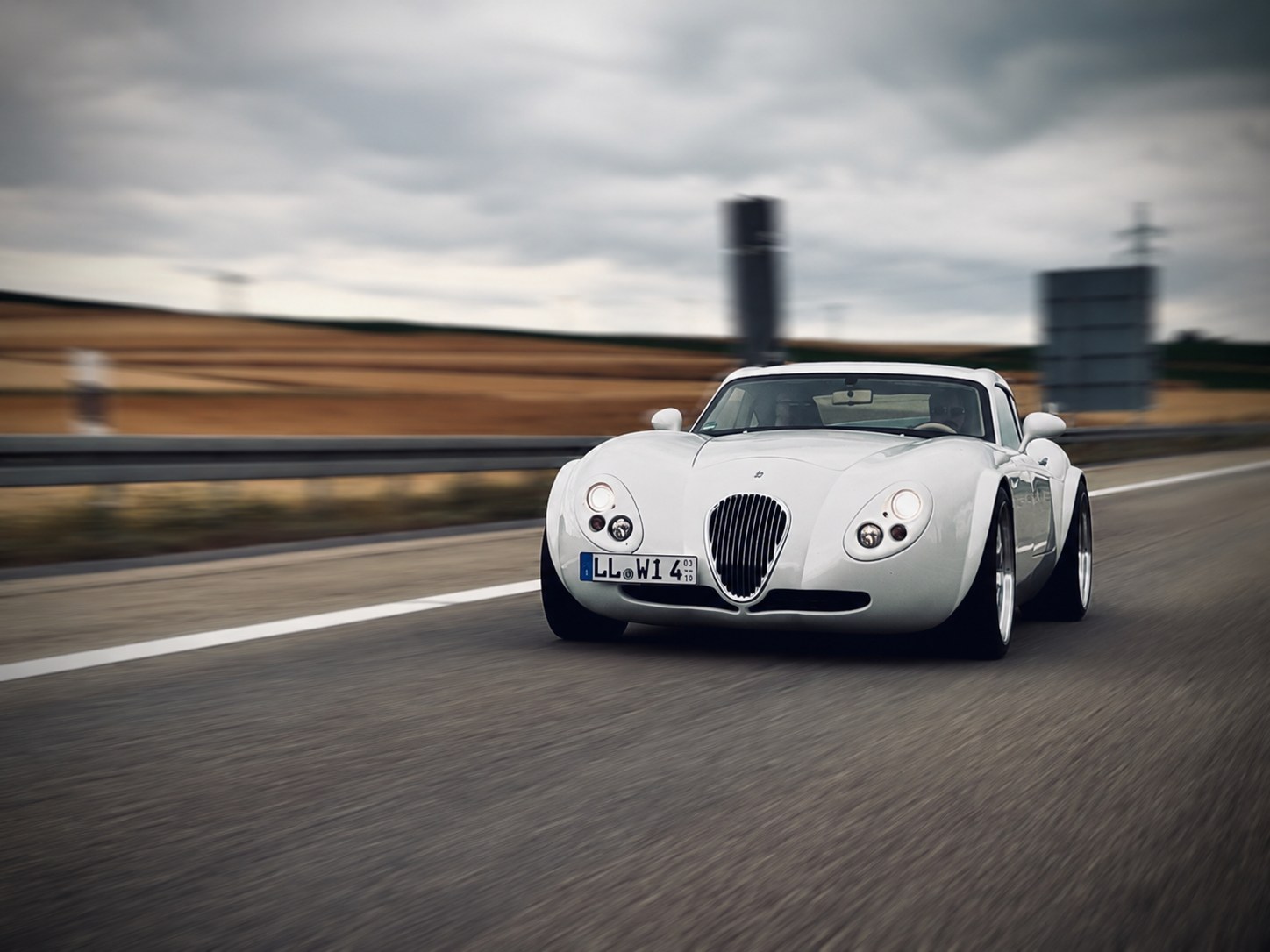 Weißer Wiesmann MF4 GT auf der Autobahn während der Reise nach Dülmen
