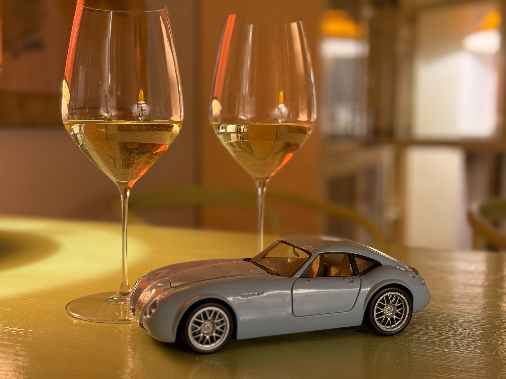 Zwei Weingläser und ein Wiesmann-Modell als Erinnerung an den Kaufabend