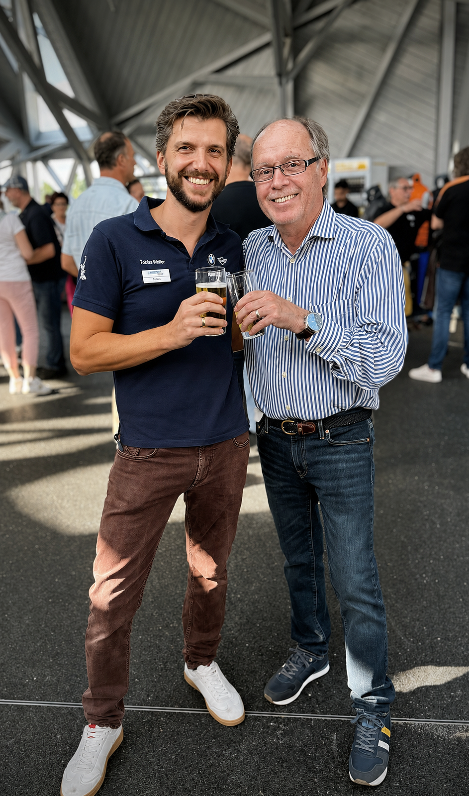 Tobias Welker stößt beim Wiesmann Club Jubiläum gemeinsam mit Friedhelm Wiesmann an