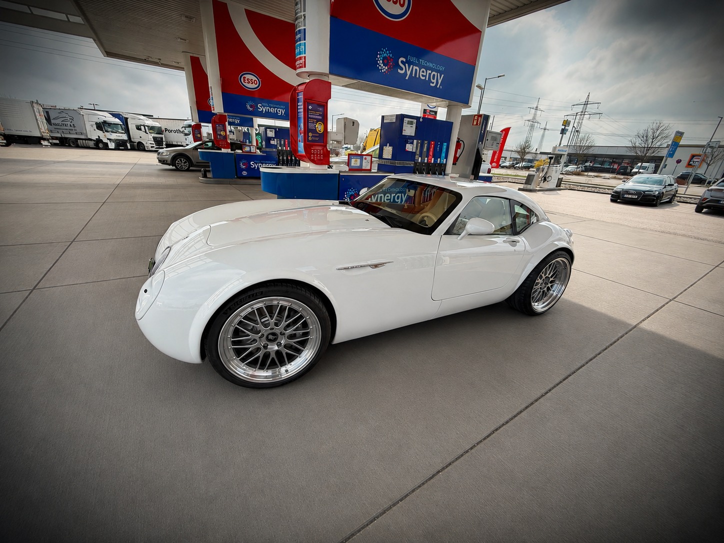 Weißer Wiesmann MF4 GT während der Probefahrt an der Tankstelle