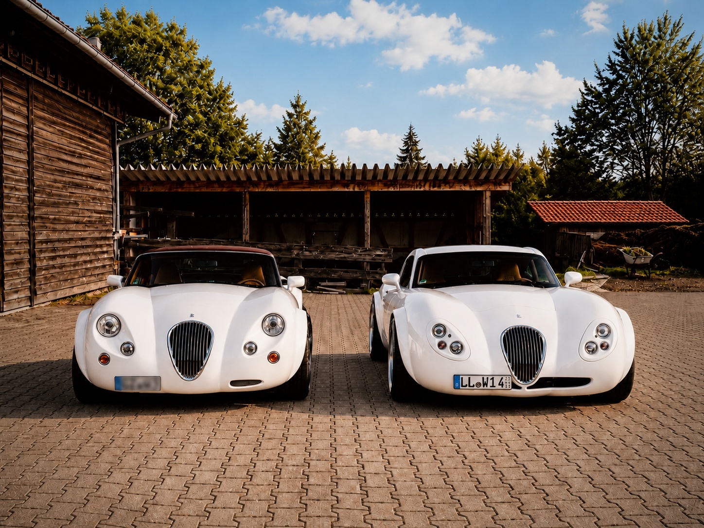 Zwei weiße Wiesmann Geckos nebeneinander: MF3 Roadster und MF4 GT